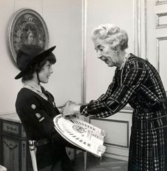 Dronning Ingrid modtager Lillebrorlod af ung spejder i 1975