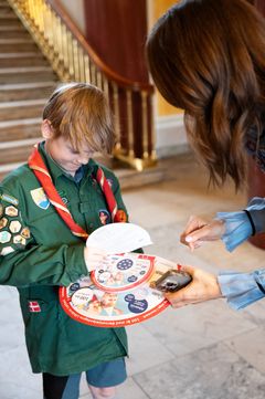 H.M. Dronningen får besøg af Oskar, der er trukket i spejderuniformen som aktiv lodsælger til 100-års jubilæet af Lillebror Lotteriet.