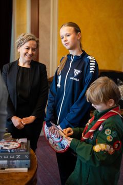 Børnehjælpsdagens direktør Sofie Hugo og to aktive lodsælgere er inviteret inden for hos H.M. Dronningen på Amalienborg i forbindelse med Lillebror Lotteriets 100-års jubilæum.
