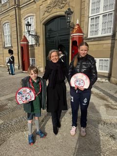 Børnehjælpsdagens direktør Sofie Hugo og to Lillebror lodsælgere foran Amalienborg ifbm. lodsalg til H.M. Dronning Mary, 2026