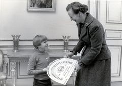 H.M.Dronning Margrethe modtager Lillebrorlod fra FDF lodsælger i 1982