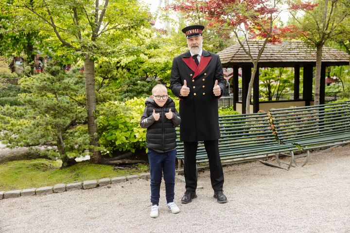 Alexander%20p%E5%209%20%E5r%20var%20med%20plejefamilien%20til%20B%F8rnehj%E6lpsdagens%20%E5rsdagsfejring%202025%20-%20hvor%20han%20ogs%E5%20fik%20hilst%20p%E5%20Tivolis%20havekontroll%F8rer%20p%E5%20vej%20hen%20til%20Tivolis%20Koncersal.