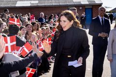 H.M. Dronning Mary besøgte Pilehaveskolen i Vallensbæk med blandt andre børne- og undervisningsminister Mattias Tesfaye. Skolen er en del af Skolestyrken, der er et skoletrivselsprogram, som Mary Fonden, Børns Vilkår og Red Barnet står bag.