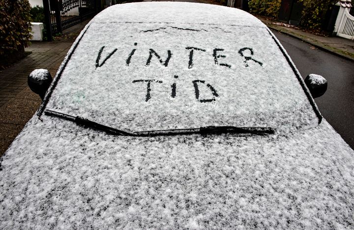 Det er nu, man med fordel kan bestille tid på værkstedet til at få skiftet dæk på bilen, så bilen er vinterklar.