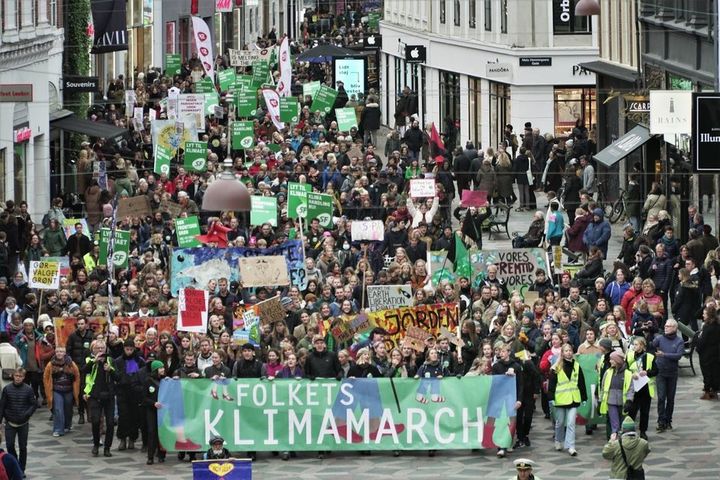 Billede af frontbanneret ved Folkets Klimamarch i København den 6. november 2021. Foto: Ariel Storm.