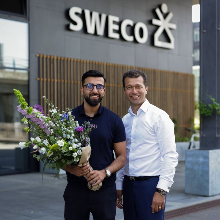 I maj 2024 rundede Sweco Danmark en milepæl. Medarbejder nr. 2.000, Waleed Saeed modtog blomster af CEO Dariush Rezai.