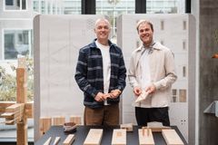 Arkitekterne Mads Oien Nielsen og Simon Pyll Truesen vandt Sweco Transform Award 2024 og checken på 50.000 kr. for deres overbevisende projekt og bud på, hvordan vi genbruger 250.000 tons træ fra Danmarks nedlagte minkfarve