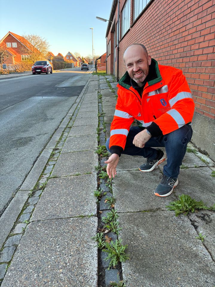 Sektionsleder i Thisted Kommune, Tobias Geertsen, ved et fortov i kategori 4, som analysen fra Sweco fremhæver som blandt kommunens mest slidte.