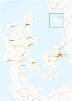 Kortet viser over- eller underskud af sikringsrumspladser i forhold til befolkningen i 1 x 1 km kvadrater. Ikke-farvede områder har ingen sikringsrum.