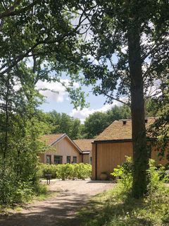 Skovhusene i Glostrup er et eksempel på et byggeri målrettet emptynesters, der gerne vil flytte fra parcelhus: Boliger med mange af parcelhusets kvaliteter, men mindre - og samtidig med god beliggenhed tæt på både natur og eksisterende parcelhuskvarterer.