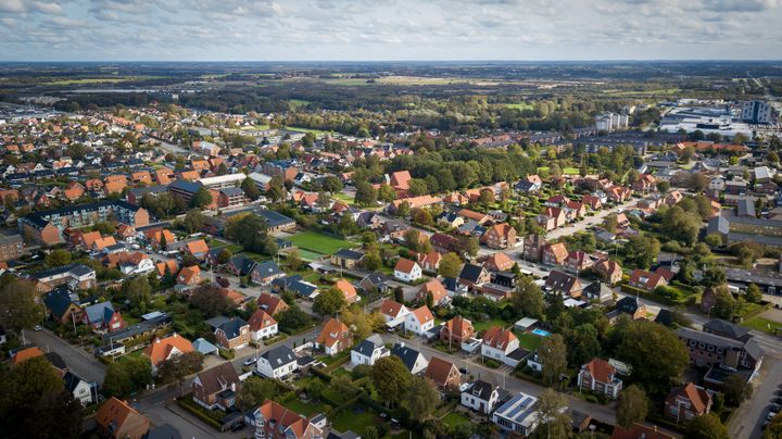 Mere end halvdelen af Danmarks parcelhuse bebos af par eller enlige uden hjemmeboende børn.