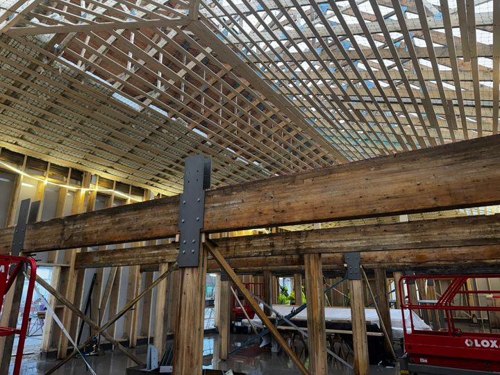 Cirkularitet i byggeriet: Træspærene fra den nedrevne Brorsonskole kom først på lager, og de er nu indbygget i det nye Varde Teater og Musikhus.