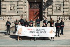 Anima demonstrerer for et forbud mod aflivning af hanekyllinger.