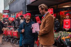 Dyreværnsorganisationen Anima overrækker 10.000 underskrifter til en repræsentant fra Coop