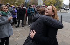 Animas team fejrer vedtagelsen af loven med forslagsstiller Małgorzata Tracz (th) foran Polens parlament