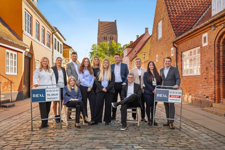 Foto af medarbejderne hos RealMæglerne Køge v/ Riis & Co.