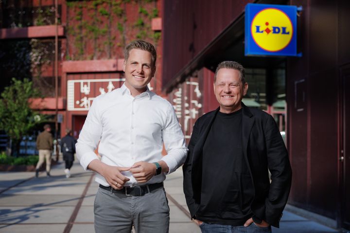 Brandingekspert Martin Lindstrøm (th.) i selskab med Lidls adm. direktør, Jens Stratmann, foran Lidls butik i Nordhavnen.
