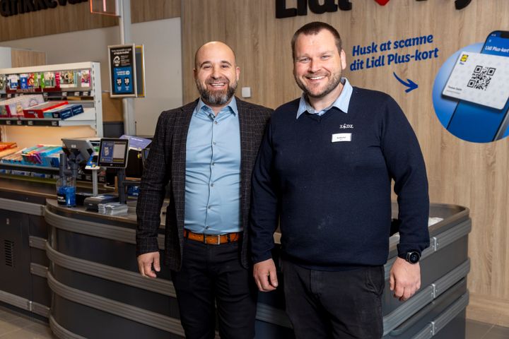 I maj åbnede Lidl, som den første dagligvarekæde i Danmark, en dagligvarebutik helt uden tobak. Her ses Kim Holm Jensen, butikschef i butikken, og Khalil Taleb, initiativtager i Lidl, til åbningsfesten i Hjørring.