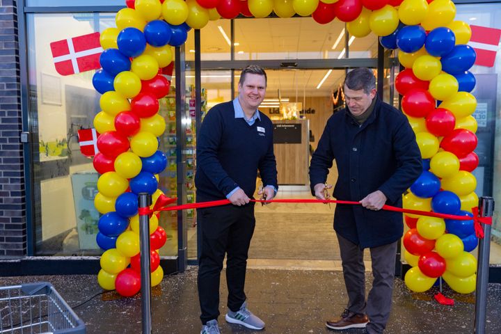 Borgmester Ib Lauritsen (V) og butikschef Nicolai Rejsenhus kunne torsdag klippe båndet til Lidls nyeste butik på Chr. Bergsvej 2 i Brande. Det store fremmøde glæder den nye butikschef, som har set frem til åbningen af butikken i månedsvis.