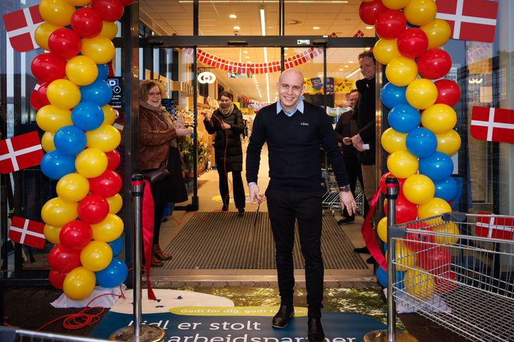 Butikschef Martin Thomsen klipper det røde bånd til Lidls nye butik i Stege. Butikken er dagligvarekædens første på Møn.