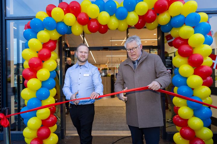 Borgmester Søren Smalbro (V) og butikschef Benjamin Fridlund klipper båndet til Lidls nye butik på Doggerbanke 1 i Hirtshals.