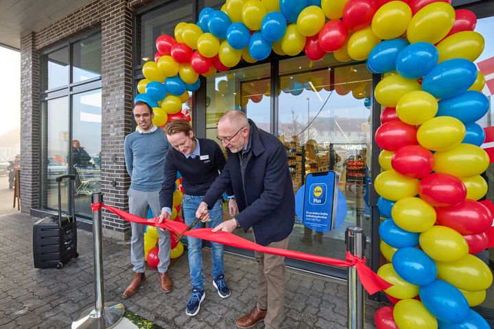 Butikschef Jesper Hovedskou og borgmester Mogens Jespersen klippede torsdag morgen den røde snor til Lidls første butik i Hadsund.
