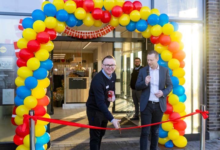 Butikschef Michael Hitlev klipper det røde bånd til Lidls nye butik i Mejrup lidt udenfor Holstebro.