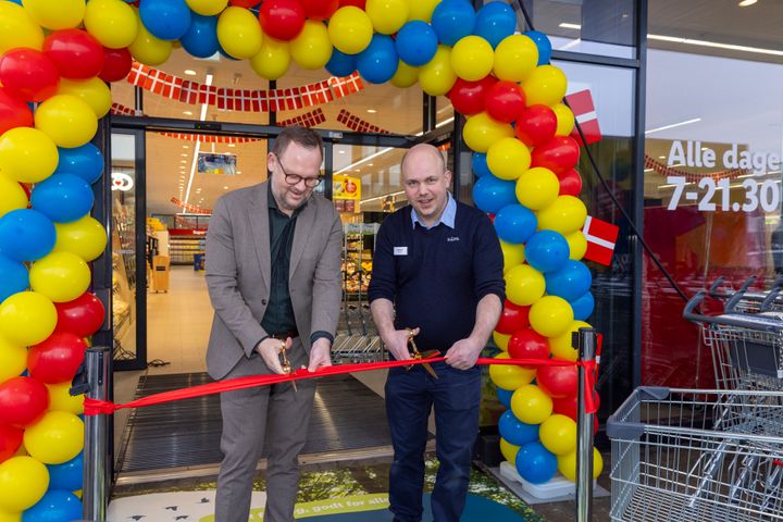 Butikschef Michael Glud og borgmester Jesper Frost Rasmussen ved åbningen af Lidls tredje butik i Esbjerg.