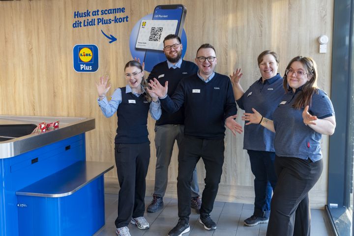 Fra d. 2.-4. december får butiksmedarbejderne i Lidl besøg af kollegaer fra hovedkontoret, som skal give en hjælpende hånd, og helt ordnet er håbet at styrke fællesskabet og forståelsen på tværs i organisationen.