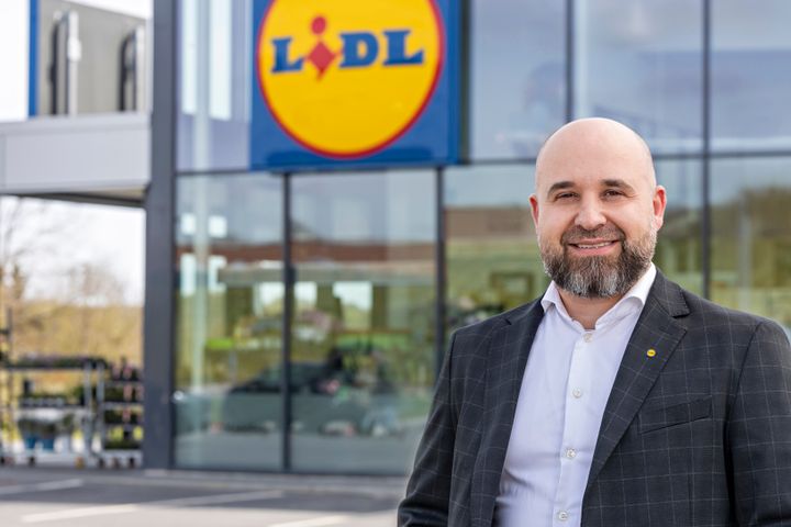 "Hos Lidl arbejder vi aktivt for at reducere tilgængeligheden af tobak og nikotin. Tobaks- og nikotinprodukter skal ikke være tilgængeligt, der hvor børn, unge og familier gør deres dagligvareindkøb. Det er vigtigt at understrege, når vi taler tilgængelighed," forklarer viceindkøbsdirektør i Lidl, Khalil Jehya Taleb.