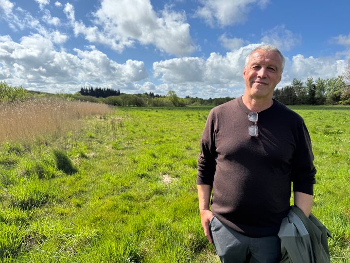 Landmand Knud Erling Birch ser frem til at være en del af det nye projekt. Han ses her med noget af sin lavbundsjord i baggrunden.