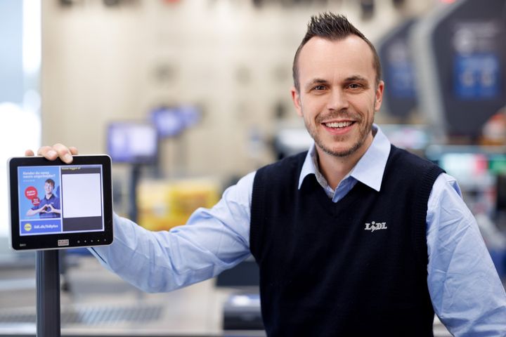 Butikschef i Lidl Kasper Pichard Nielsen glæder sig til at byde kunder indenfor i den nye butik, hvor der er mulighed for betaling via de nye scan-selv-kasser.