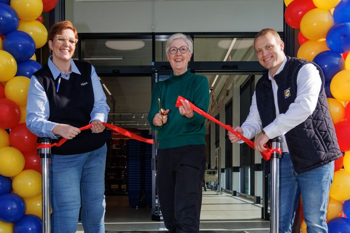 Smilene var store hos Hillerøds borgmester, Kirsten Jensen, og kollegaer fra Lidl, da snorren til den nye butik blev klippet.