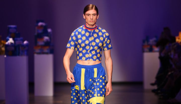 Model på runway iført upcyclet kreation af tøj fra tidligere Lidl kollektioner. Dette outfit er lavet af Nikolaj Storm. Fotocredit: Oliver Saundry