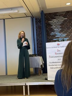 Christina Bjørk Petersen, forperson for Dansk Selskab for Folkesundhed, overrakte prisen til Lidl ved Folkesundhedskonferencen 2025 på Hotel Nyobrg Strand.