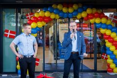 Nu bliver det lidt lettere at handle dagligvarer i Gug! Sådan lød det, da rådmand i Aalborg Jan Thaysen (V) sammen med butikschef Nikolaj Jensen her til morgen bød en masse morgenfriske kunder velkommen til vores Lidls nye butik i Gug.
