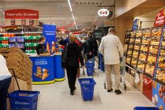 Torsdag slog Lidl dørene op til en ny butik på Gugvej 189, hvor snoren blev klippet foran en stor forsamling af fremmødte kunder. Forrest stod den hjemvendte butikschef, Nikolaj Jensen, sammen med sit nye team, der havde glædet sig til at byde velkommen.