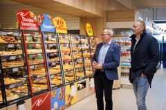 Torsdag slog Lidl dørene op til en ny butik på Gugvej 189, hvor snoren blev klippet foran en stor forsamling af fremmødte kunder. Forrest stod den hjemvendte butikschef, Nikolaj Jensen, sammen med sit nye team, der havde glædet sig til at byde velkommen.