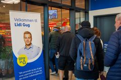 Torsdag slog Lidl dørene op til en ny butik på Gugvej 189, hvor snoren blev klippet foran en stor forsamling af fremmødte kunder. Forrest stod den hjemvendte butikschef, Nikolaj Jensen, sammen med sit nye team, der havde glædet sig til at byde velkommen.