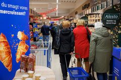 Torsdag slog Lidl dørene op til en ny butik på Gugvej 189, hvor snoren blev klippet foran en stor forsamling af fremmødte kunder. Forrest stod den hjemvendte butikschef, Nikolaj Jensen, sammen med sit nye team, der havde glædet sig til at byde velkommen.