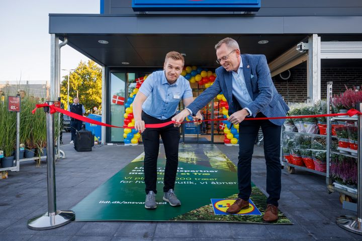 Nu bliver det lidt lettere at handle dagligvarer i Gug! Sådan lød det, da rådmand i Aalborg Jan Thaysen (V) sammen med butikschef Nikolaj Jensen her til morgen bød en masse morgenfriske kunder velkommen til vores Lidls nye butik i Gug.