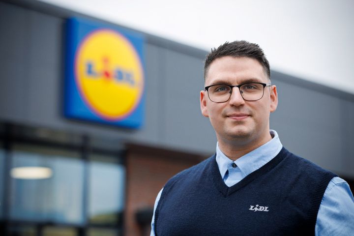 Den nye butik er bygget efter Lidls nyeste koncept med bredere gange, lysere indretning og stort fokus på friske varer. Men vigtigst af alt: priserne er, som altid, i bund.