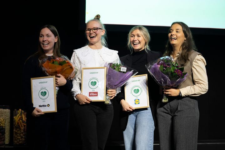 Majbritt Braukmann (nr. 2 fra højre) og Emeli Lund (til højre) fra Lidls indkøbsafdeling var på scenen for at modtage prisen som Årets plantebaserede discount-supermarked.
