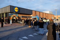 Der var mange mennesker i kø, inden butikken blev åbnet kl. 8.