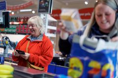 De første kunder gjorde sin køb i Lidls nye butik i Ringsted torsdag morgen.