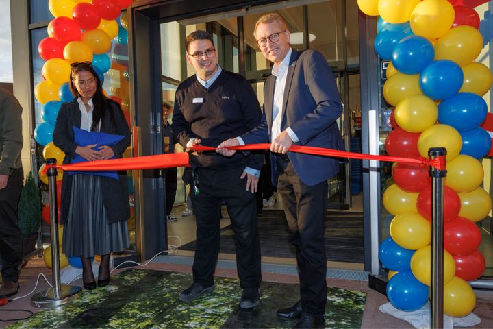 Butikschef, Tobias Lubrin, og Ringsteds borgmester, Klaus Hansen, klippede torsdag morgen snoren til byens nye dagligvarebutik.