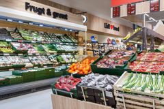 Det første, der møder kunderne i butikken, er en afdeling med frisk frugt og grønt til billige priser.