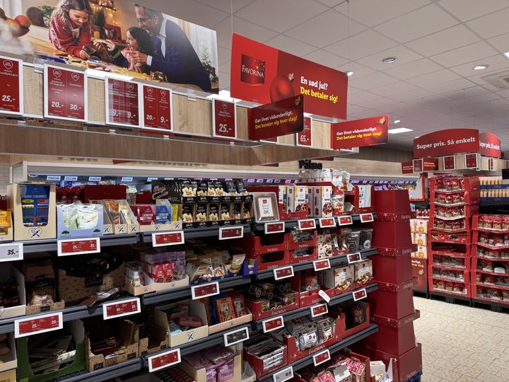 Lidls kunder kan nyde godt af, at dagligvarekæden nu har sænket prisen på 150 produkter til hverdag og jul.