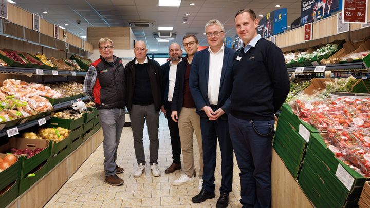 Minister for fødevarer, landbrug og fiskeri, Jacob Jensen (V), var mandag på besøg i Lidl i Holbæk for at markere, at dagligvarekædens mærke udvides med dansk frugt og grønt. Her var han i selskab med blandt andre grøntsagsavler Peter Krage samt Lidls indkøbsdirektør, Peer Sandtner, og Lidls viceindkøbsdirektør, Khalil Taleb, samt Stefan Kaae Jensby, som er butikschef i Lidl i Holbæk.