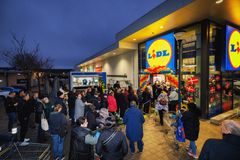 Masser af mennesker var mødt op for at fejre den nye dagligvarebutik i byen.